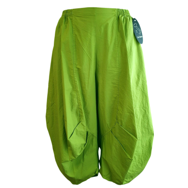 Lagenlook von New Collection Grüne, weite Hosen in Ballonform und seitlichen Taschen für Damen.