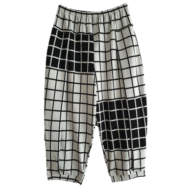 Lagenlook von AKH Fashion Schwarz-weiße Damen Hose mit geometrischem Muster in quadratischen Feldern.